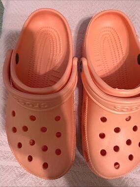 CROCS
Coral
Adult size MEN 5/ WOMEN 7